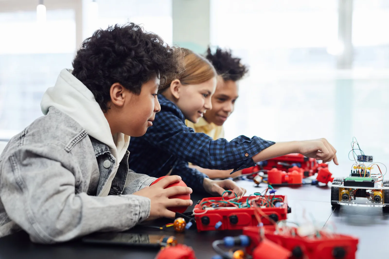 Enfants travaillant sur un projet de robotique en atelier